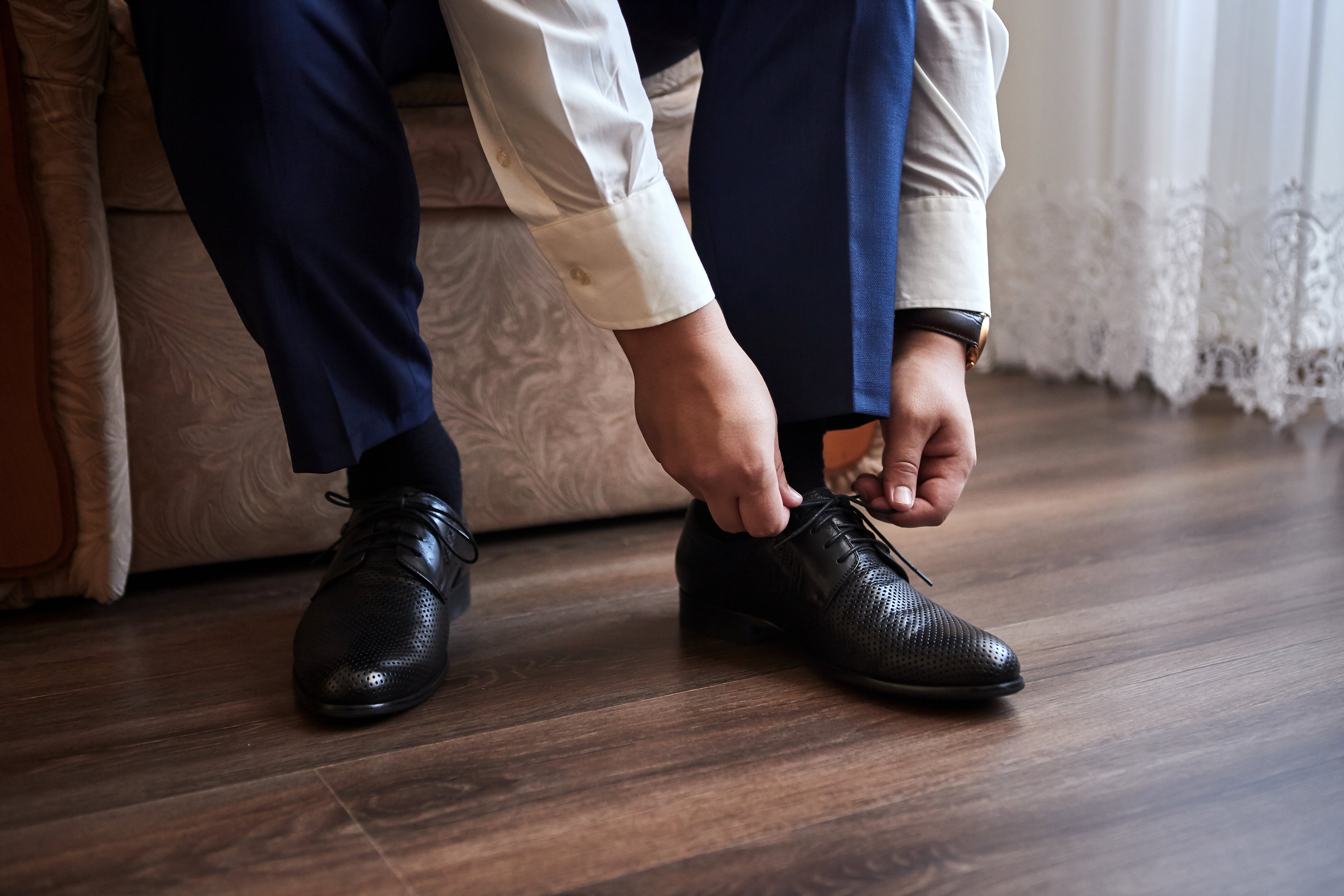el-novio-preparandose-por-la-manana-antes-de-la-ceremonia-de-la-boda