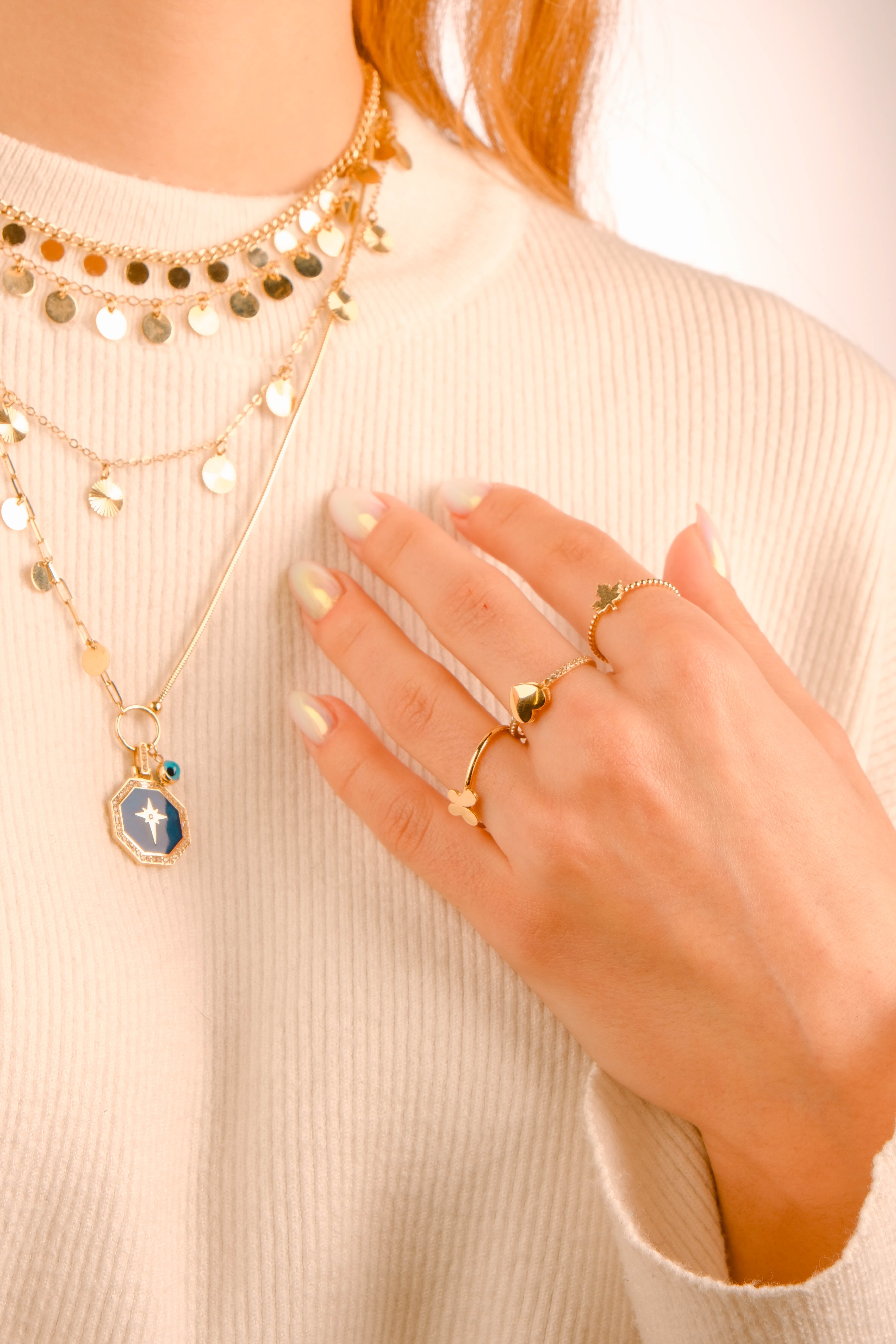 la-mano-y-el-cuello-de-las-mujeres-adornadas-con-joyas-de-oro