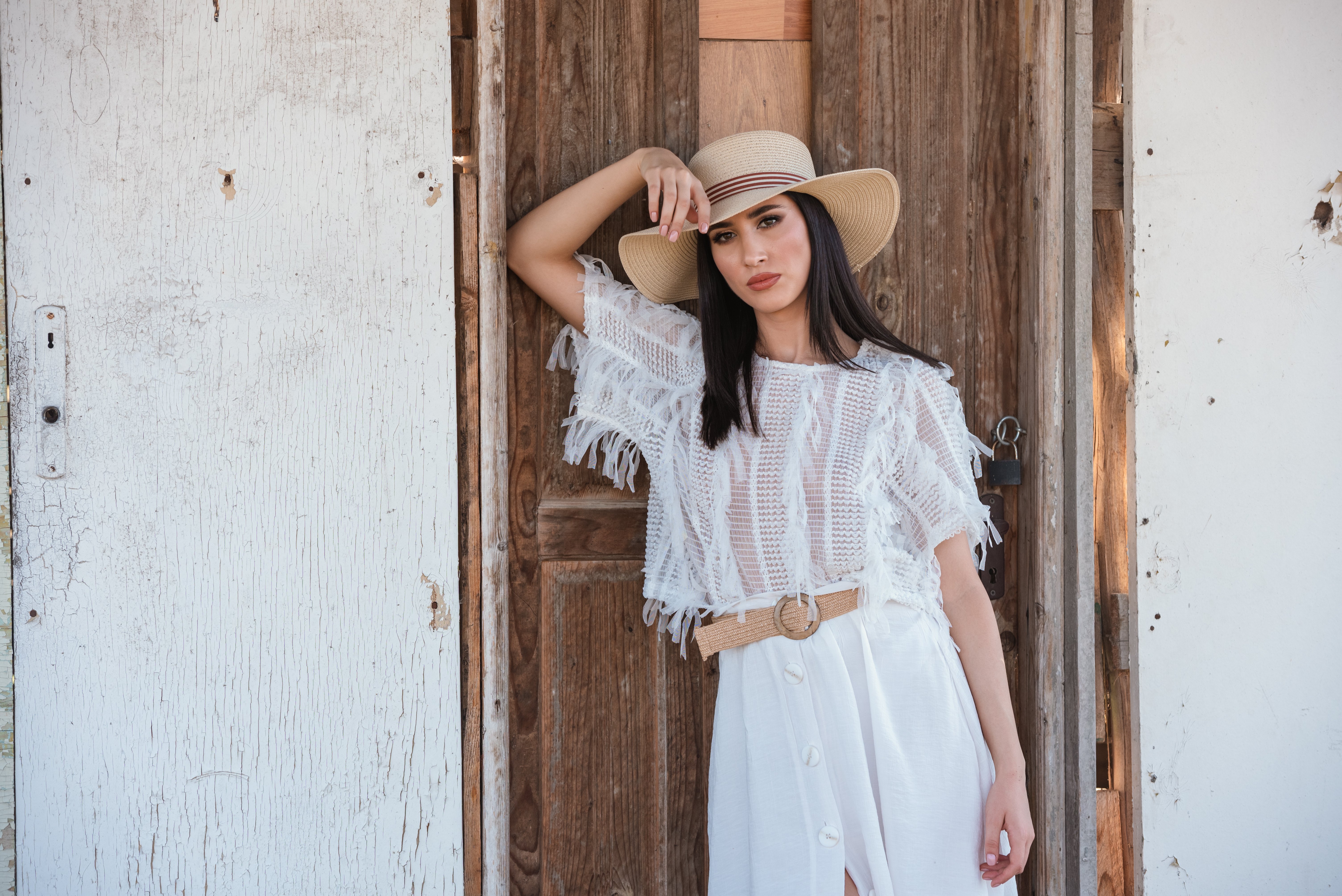 retrato-de-una-mujer-joven-de-pie-contra-la-pared-1