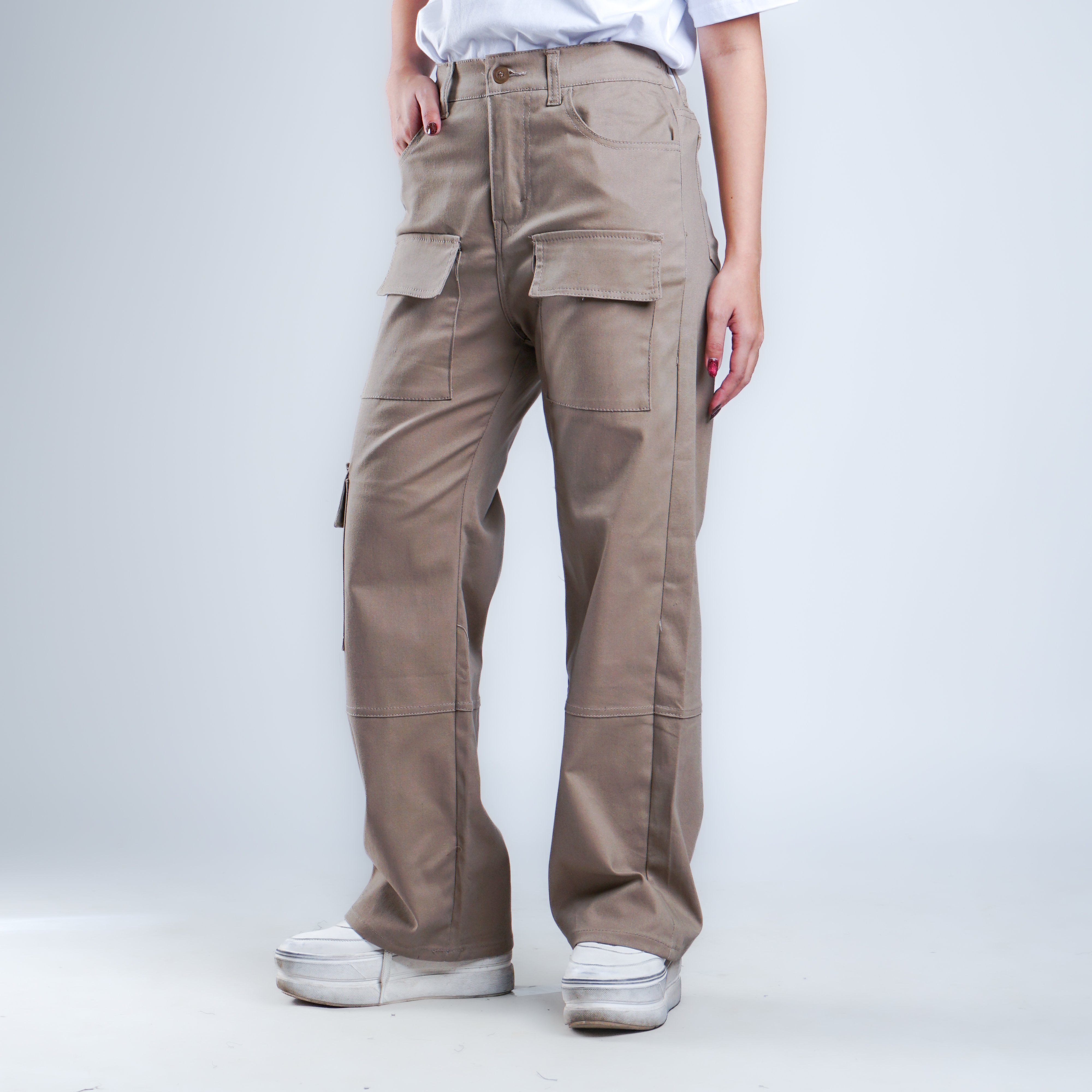 una-mezcla-de-estilo-fresco-y-funcionalidad-esta-mujer-se-ve-impresionante-en-sus-largos-pantalones-de-carga-exudando